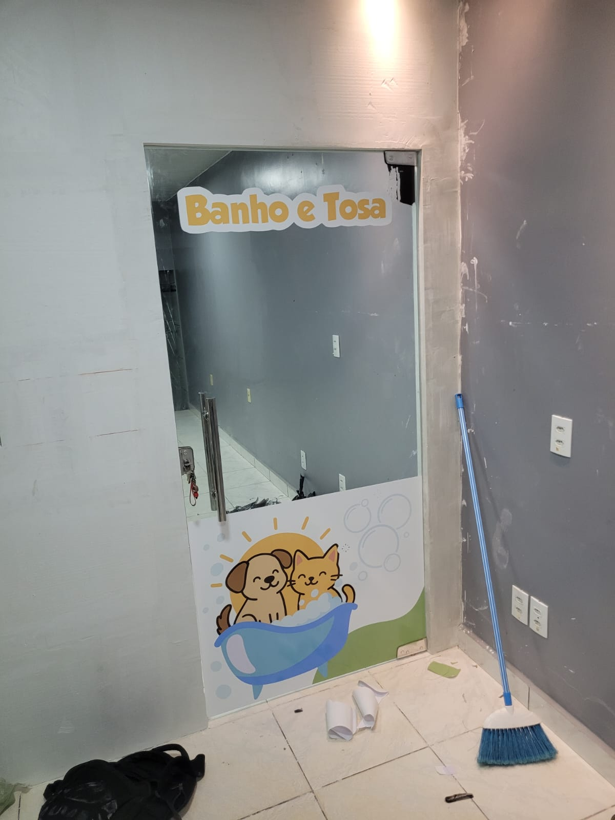 Adesivo decorativo em vidro de banho e tosa