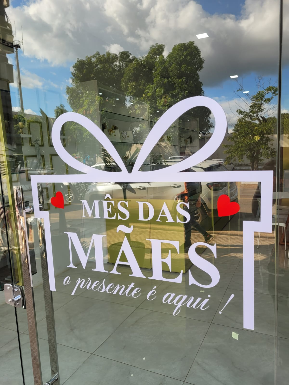 Adesivo decorativo de dia das maes aplicado em vitrine