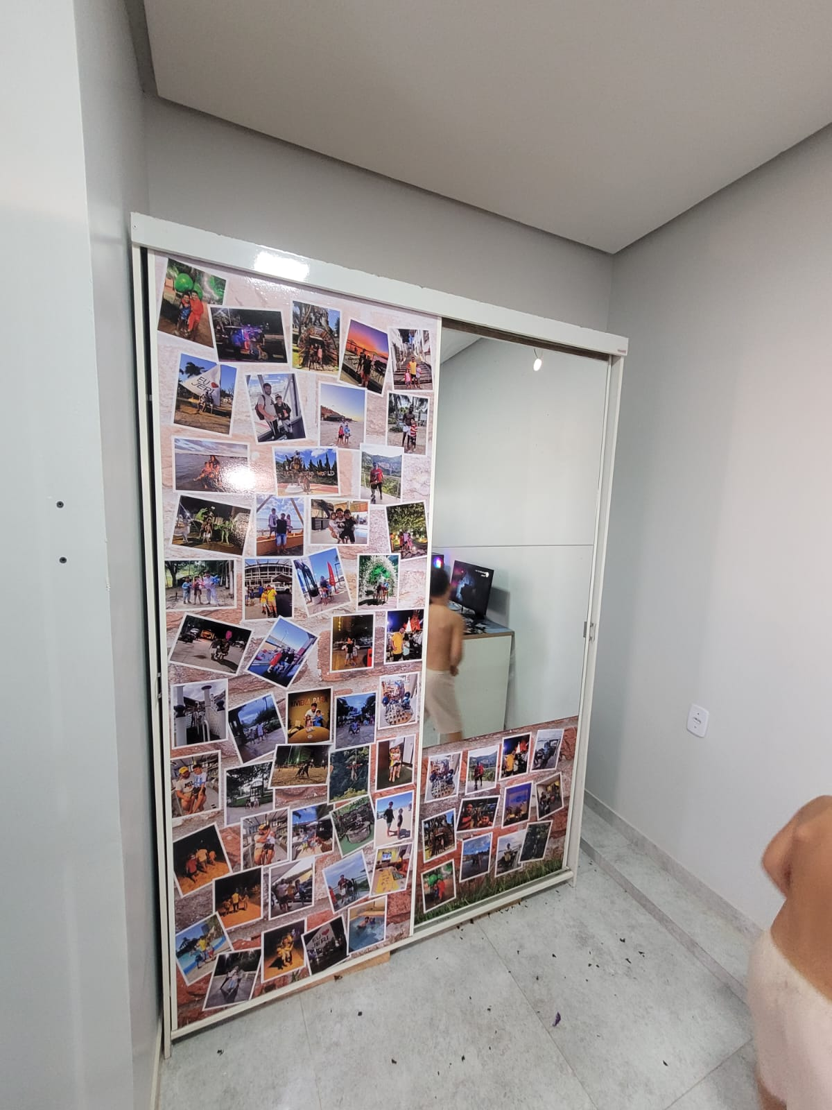 Adesivo decorativo aplicado em guarda-roupa